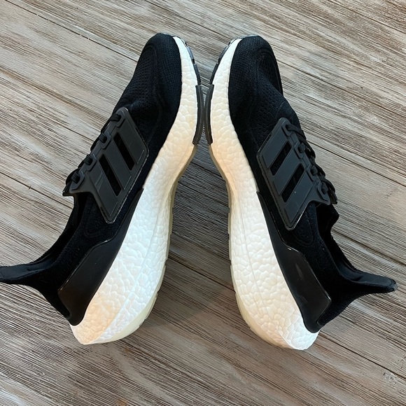 ADIDAS WOMEN'S ULTRABOOST 21 - CORE BLACK/CORE BLACK/GREY FOUR - Picture 4 of 8